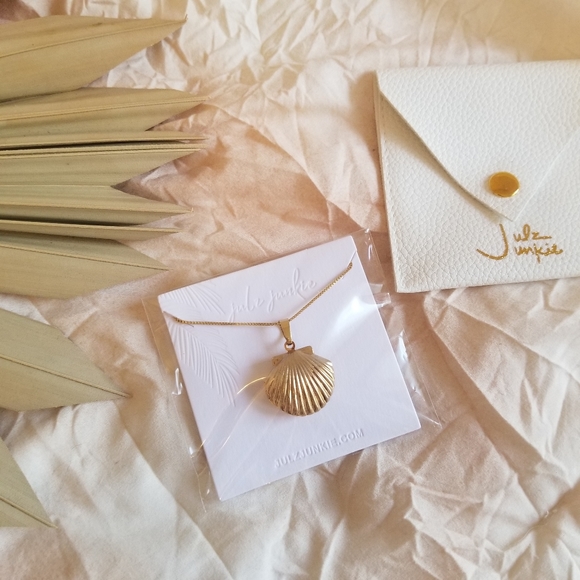 𝘑𝘜𝘓𝘡 𝘑𝘜𝘕𝘒𝘐𝘌 Shell Locket Necklace - Picture 2 of 6